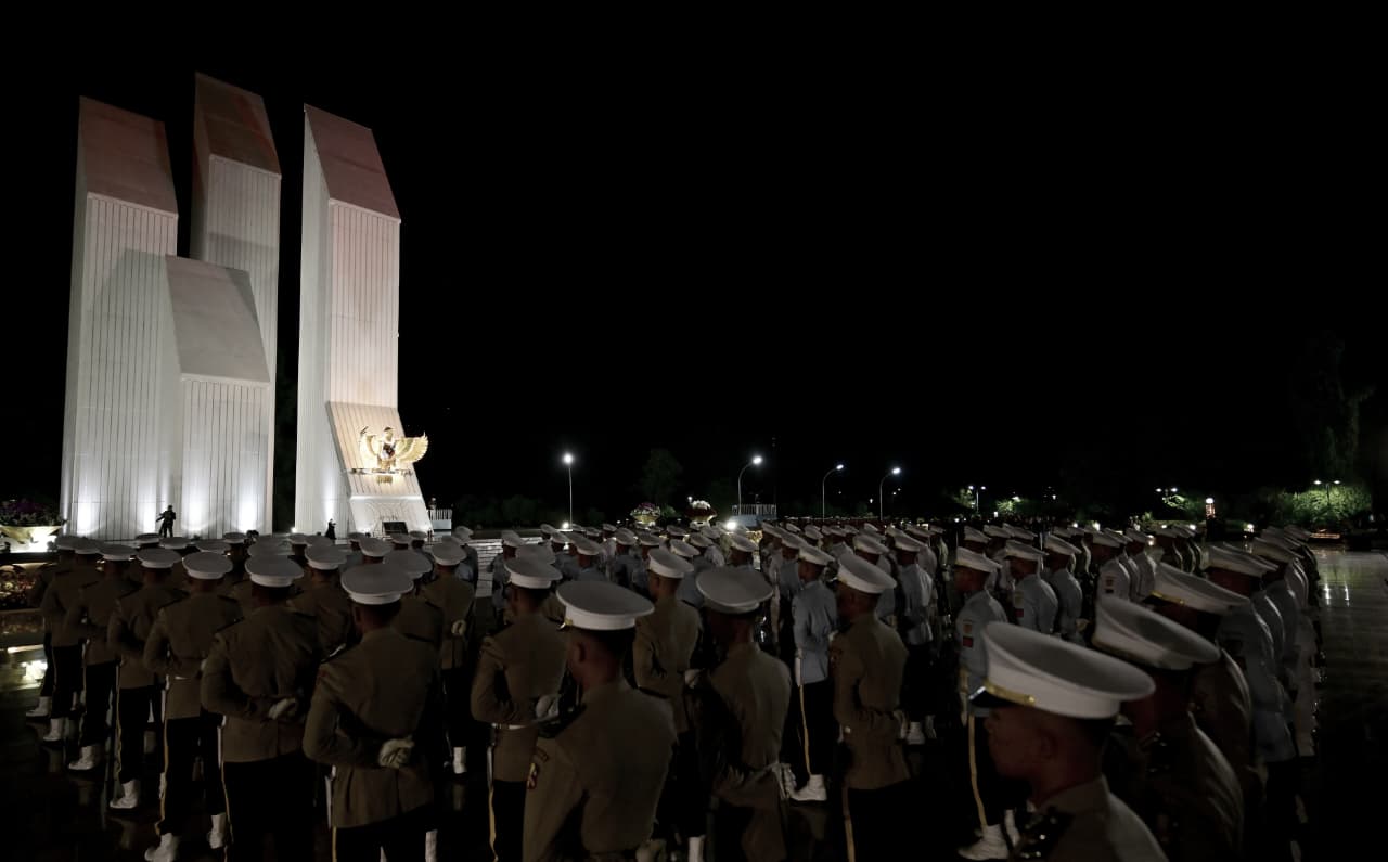 Presiden Prabowo Pimpin Upacara Peringati Hari Pahlawan di TMP Kalibata (Ashar/Foto: BiroSetpres/SinPo.id)