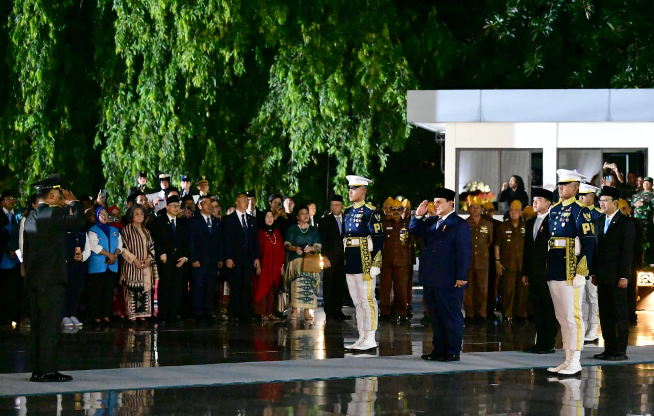 Presiden Prabowo Pimpin Upacara Peringati Hari Pahlawan di TMP Kalibata (Ashar/Foto: BiroSetpres/SinPo.id)
