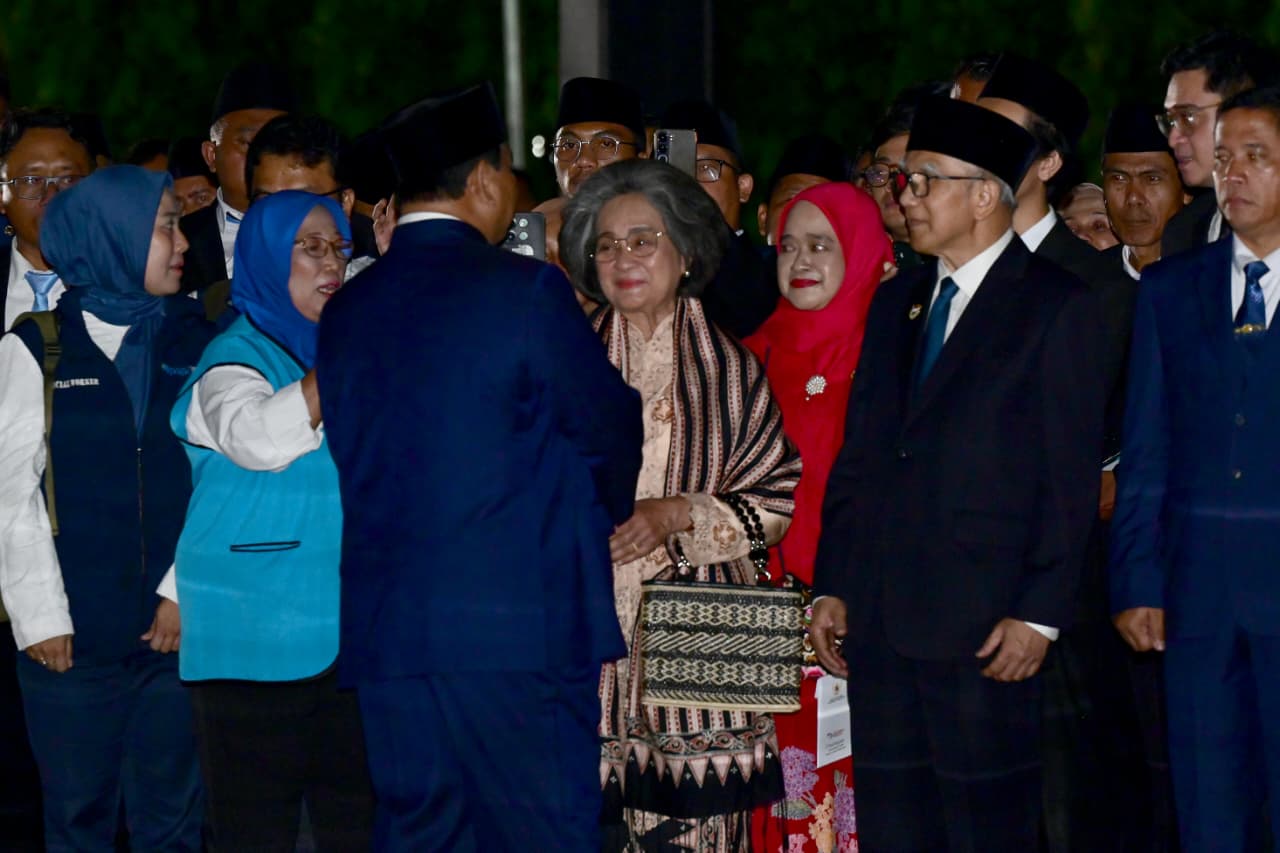 Presiden Prabowo Pimpin Upacara Peringati Hari Pahlawan di TMP Kalibata (Ashar/Foto: BiroSetpres/SinPo.id)