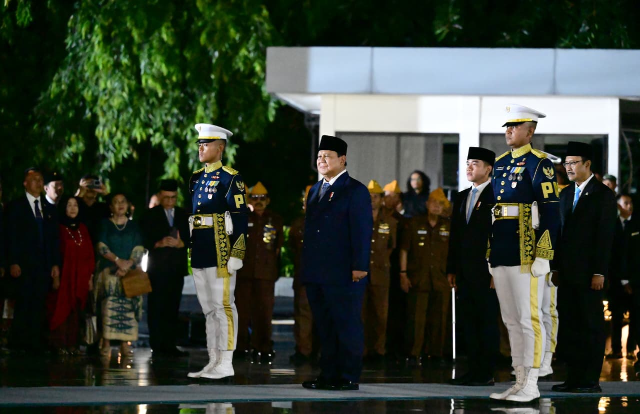 Presiden Prabowo Pimpin Upacara Peringati Hari Pahlawan di TMP Kalibata (Ashar/Foto: BiroSetpres/SinPo.id)