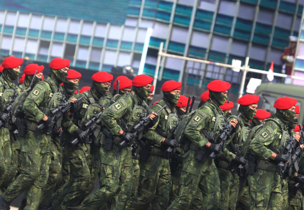 Presiden Prabowo Subianto memimpin Upacara HUT ke-80 TNI di Monas (Ashar/SinPo.id)