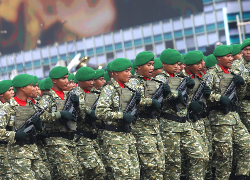 Presiden Prabowo Subianto memimpin Upacara HUT ke-80 TNI di Monas (Ashar/SinPo.id)