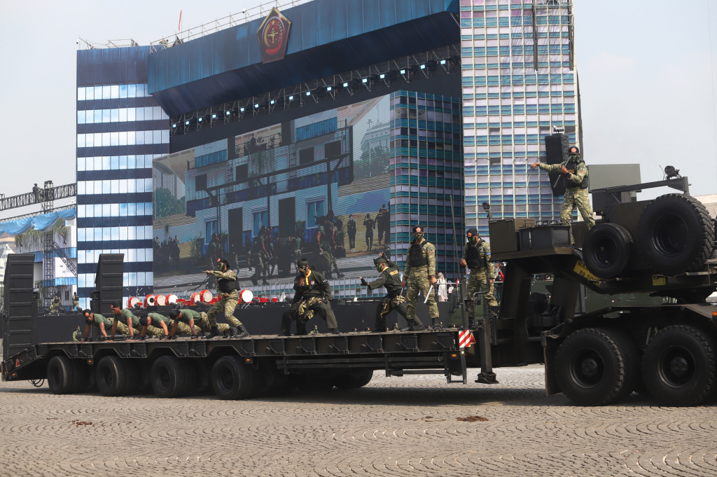 Presiden Prabowo Subianto memimpin Upacara HUT ke-80 TNI di Monas (Ashar/SinPo.id)