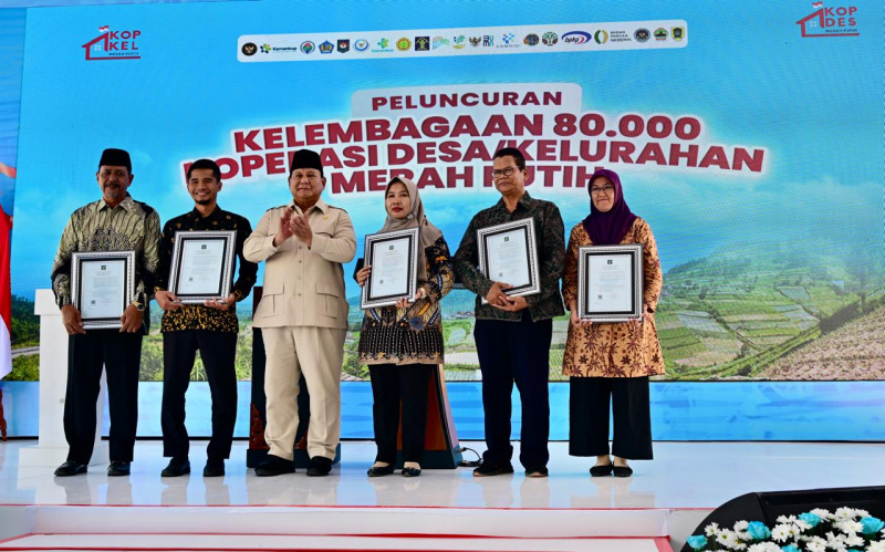 Presiden Prabowo Subianto resmi meluncurkan 80.081 kelembagaan Koperasi desa di Desa Bentangan Klaten Jawa Tengah (Ashar/Foto:BiroPers/SinPo.id)