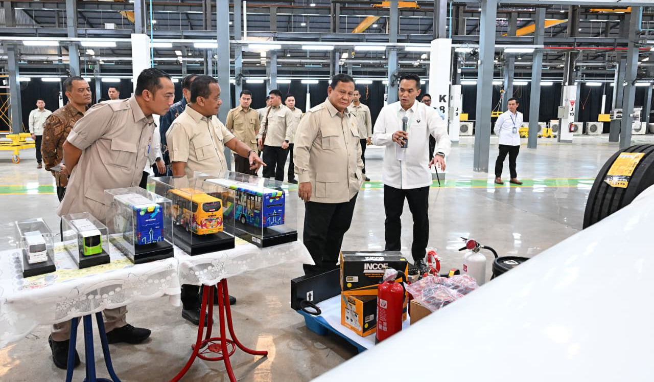 Presiden Prabowo resmikan pabrik kendaraan listrik. (Agus Priatna/SinPo.id/BPMI Setpres)