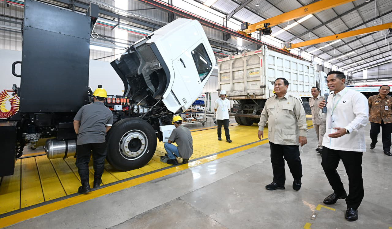 Presiden Prabowo resmikan pabrik kendaraan listrik. (Agus Priatna/SinPo.id/BPMI Setpres)