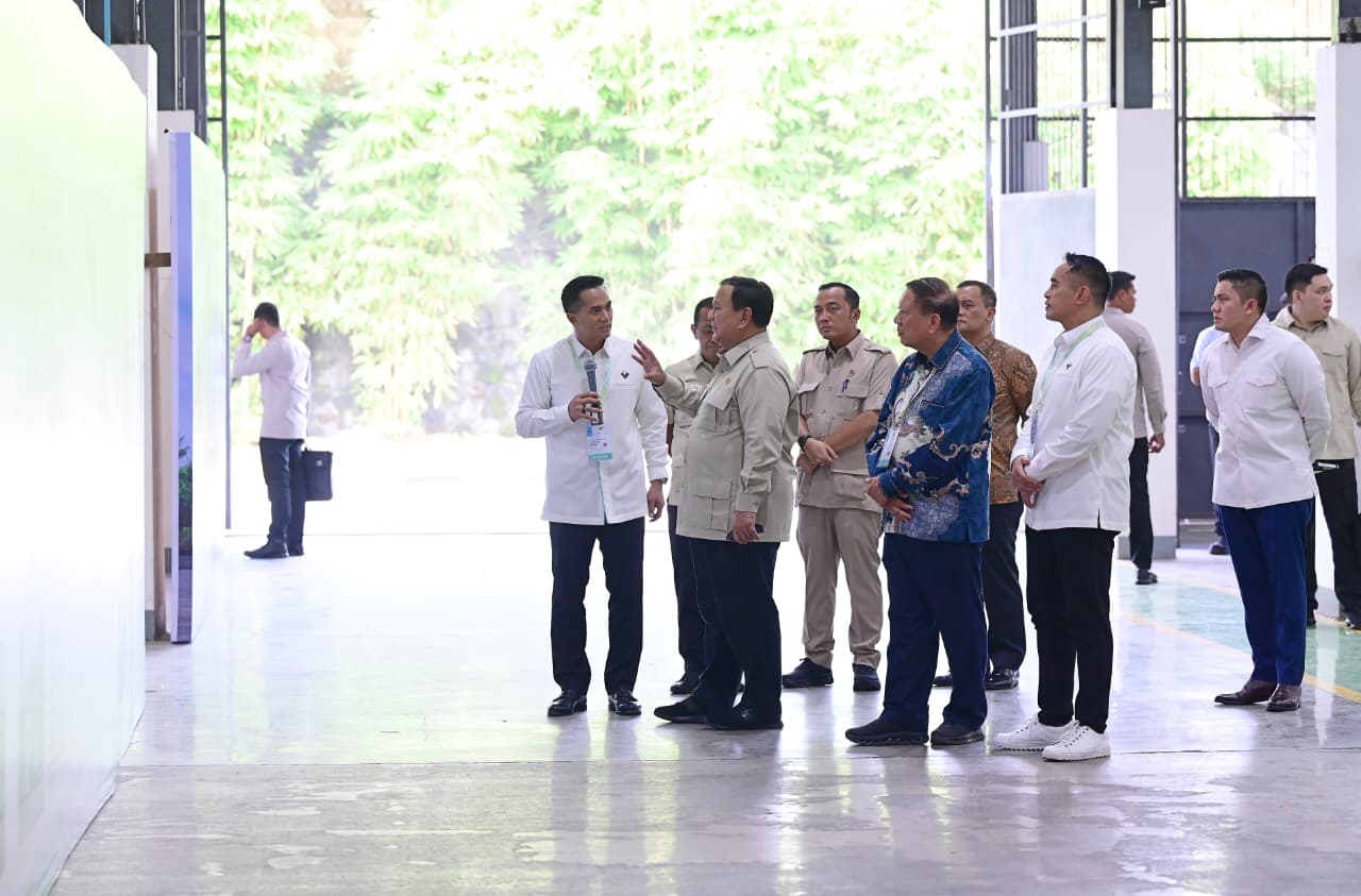 Presiden Prabowo resmikan pabrik kendaraan listrik. (Agus Priatna/SinPo.id/BPMI Setpres)