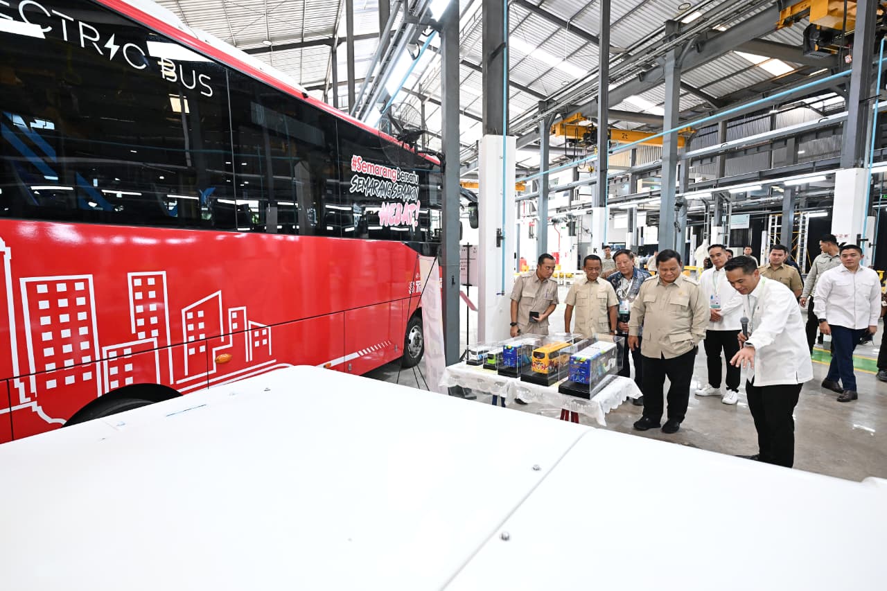 Presiden Prabowo resmikan pabrik kendaraan listrik. (Agus Priatna/SinPo.id/BPMI Setpres)