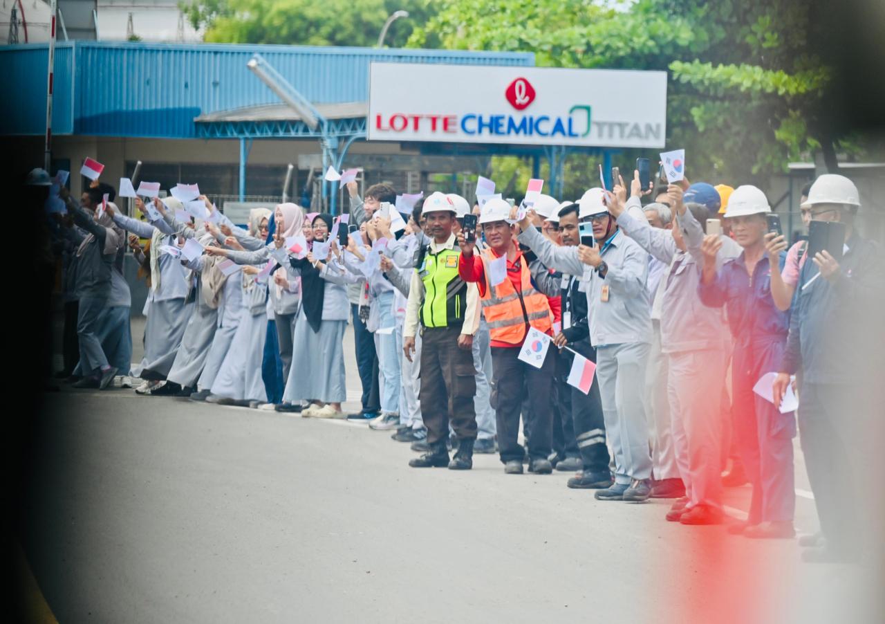 Presiden Prabowo Subianto meresmikan Proyek Hilirisasi Minyak dan Gas PT Lotte Chemical Indonesia di Cilegon (Ashar/Foto:BiroSetpres/SinPo.id)