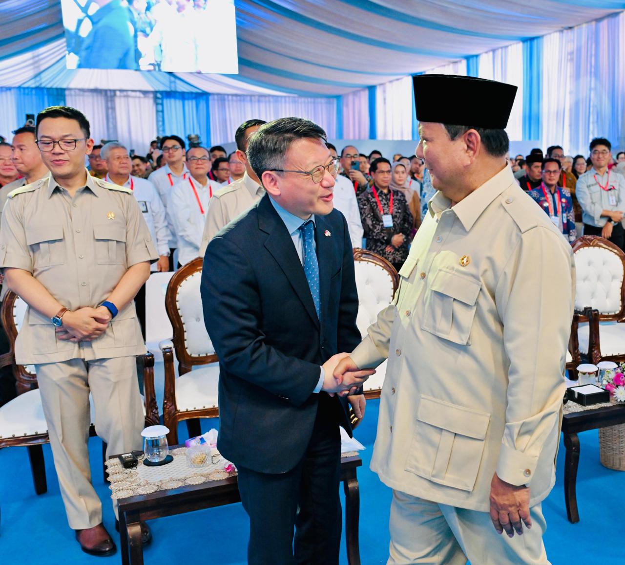 Presiden Prabowo Subianto meresmikan Proyek Hilirisasi Minyak dan Gas PT Lotte Chemical Indonesia di Cilegon (Ashar/Foto:BiroSetpres/SinPo.id)