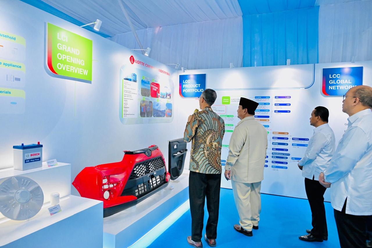 Presiden Prabowo Subianto meresmikan Proyek Hilirisasi Minyak dan Gas PT Lotte Chemical Indonesia di Cilegon (Ashar/Foto:BiroSetpres/SinPo.id)