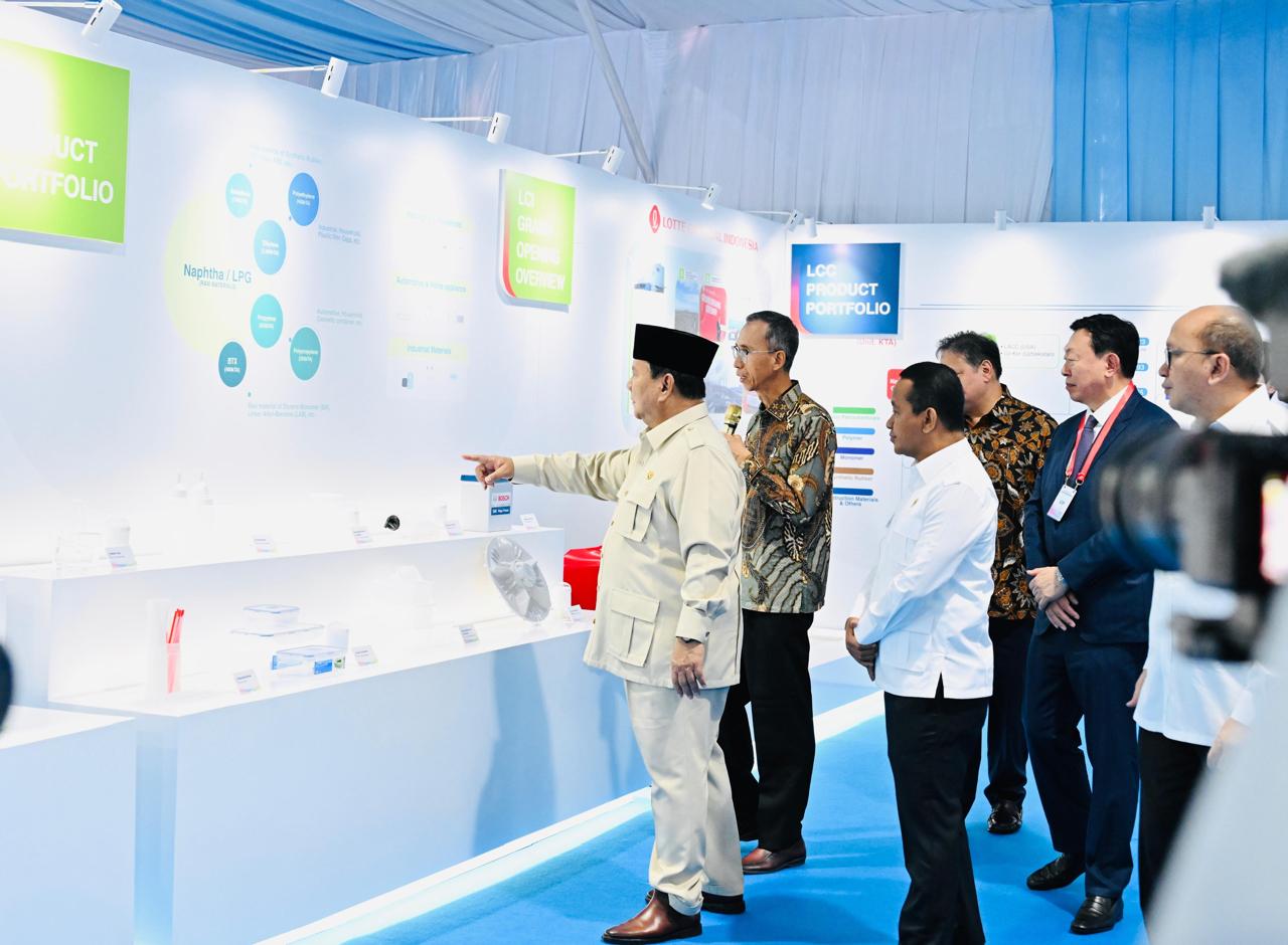 Presiden Prabowo Subianto meresmikan Proyek Hilirisasi Minyak dan Gas PT Lotte Chemical Indonesia di Cilegon (Ashar/Foto:BiroSetpres/SinPo.id)