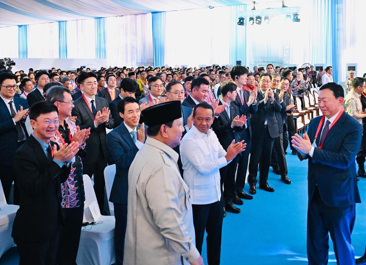 Presiden Prabowo Subianto meresmikan Proyek Hilirisasi Minyak dan Gas PT Lotte Chemical Indonesia di Cilegon (Ashar/Foto:BiroSetpres/SinPo.id)