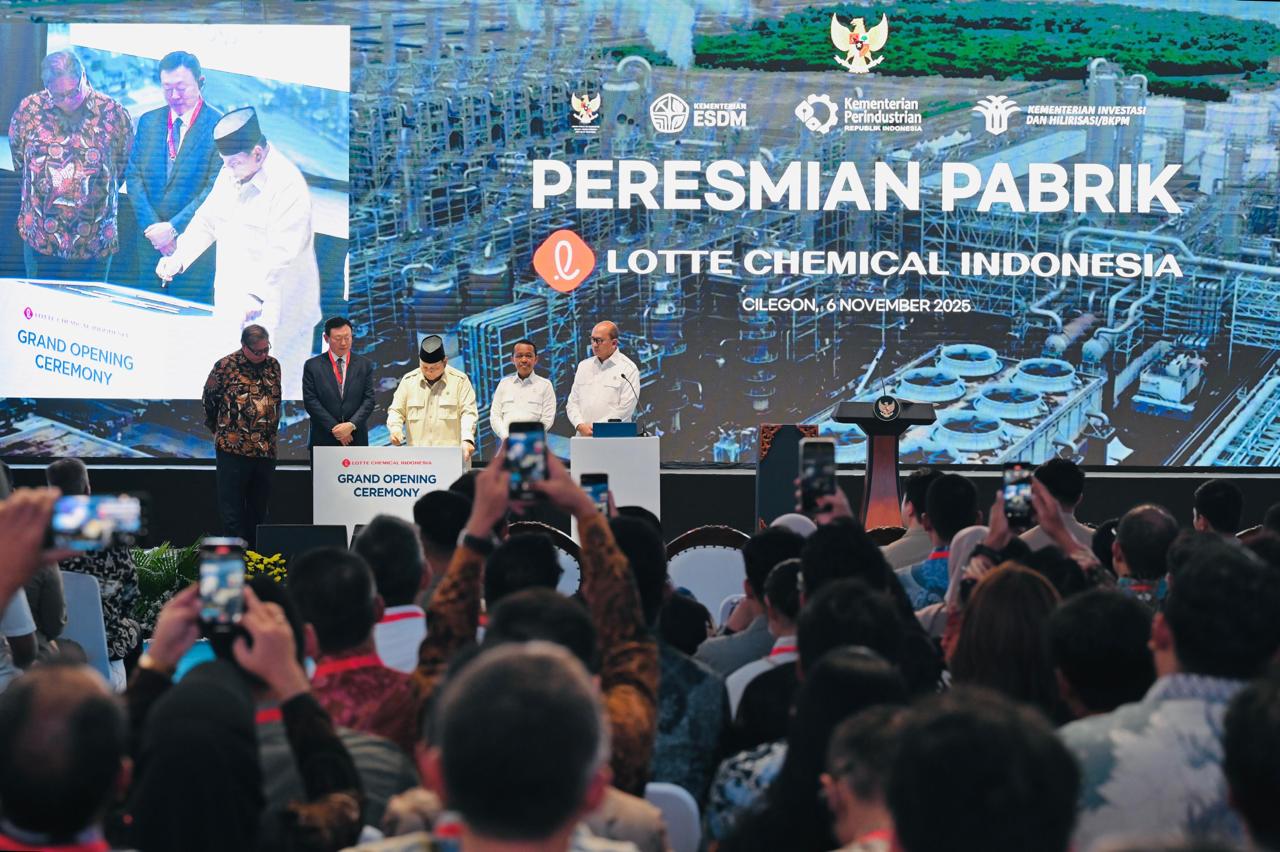 Presiden Prabowo Subianto meresmikan Proyek Hilirisasi Minyak dan Gas PT Lotte Chemical Indonesia di Cilegon (Ashar/Foto:BiroSetpres/SinPo.id)