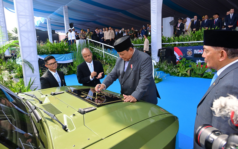 Presiden Prabowo resmikan rantis listrik Maung MV3 EV buatan PT Pindad yang di beri nama Pandu di Indo Defence (Ashar/Foto:Biro-Setpres/SinPo.id)