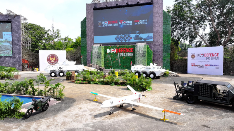 Presiden Prabowo resmikan rantis listrik Maung MV3 EV buatan PT Pindad yang di beri nama Pandu di Indo Defence (Ashar/Foto:Biro-Setpres/SinPo.id)