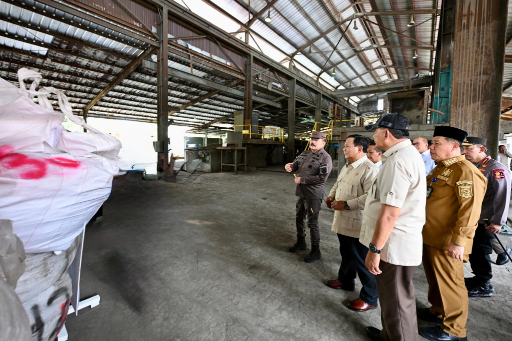 Presiden Prabowo Subianto saksikan penyerahan barang rampasan aset dari tambang ilegal kepada PT Timah (Ashar/Foto: BiroSetpres/SinPo.id)