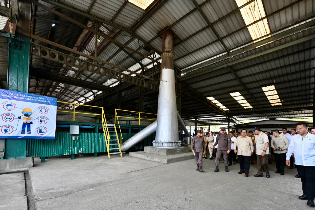 Presiden Prabowo Subianto saksikan penyerahan barang rampasan aset dari tambang ilegal kepada PT Timah (Ashar/Foto: BiroSetpres/SinPo.id)