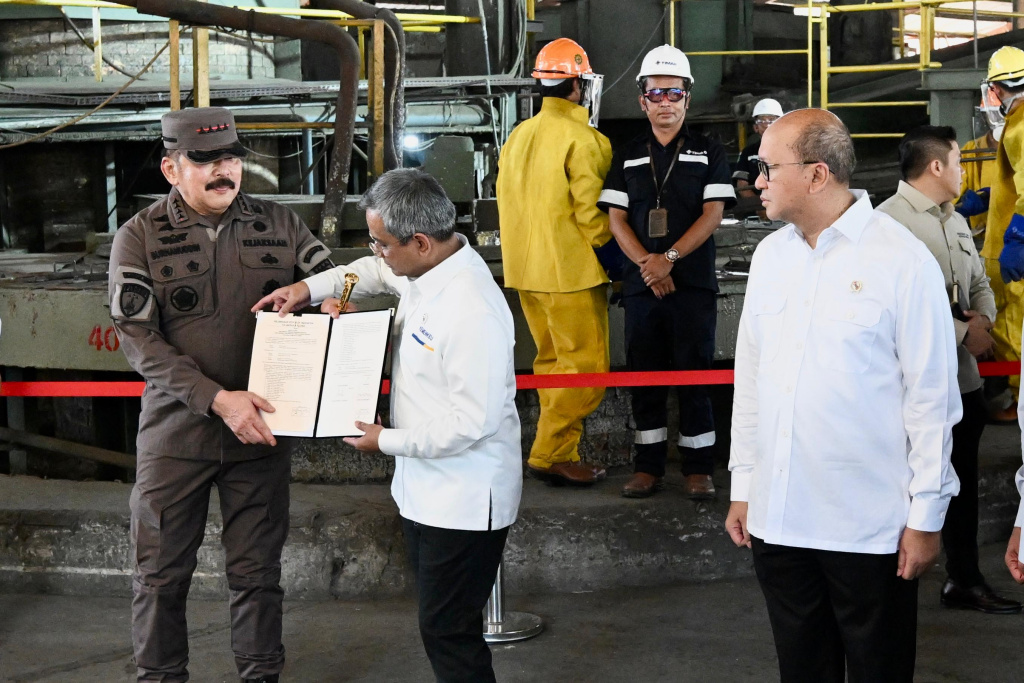 Presiden Prabowo Subianto saksikan penyerahan barang rampasan aset dari tambang ilegal kepada PT Timah (Ashar/Foto: BiroSetpres/SinPo.id)