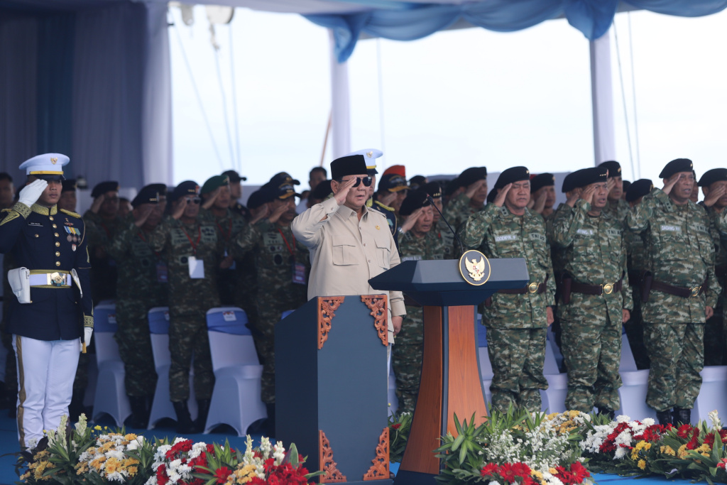 Presiden Prabowo menyaksikan demo laut Sailing Pass TNI AL (Ashar/SinPo.id)