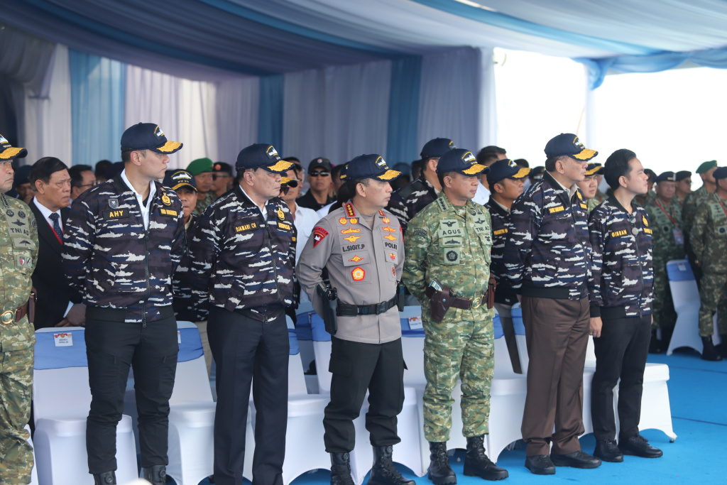 Presiden Prabowo menyaksikan demo laut Sailing Pass TNI AL (Ashar/SinPo.id)