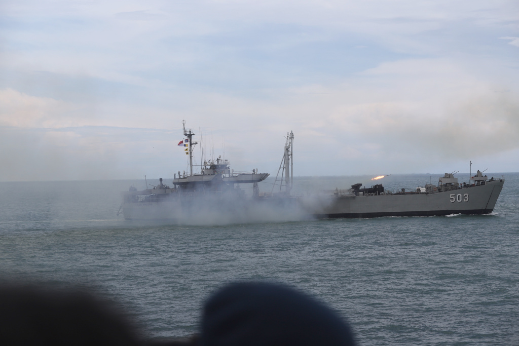 Presiden Prabowo menyaksikan demo laut Sailing Pass TNI AL (Ashar/SinPo.id)