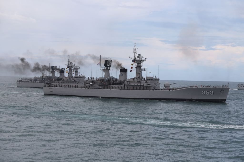 Presiden Prabowo menyaksikan demo laut Sailing Pass TNI AL (Ashar/SinPo.id)