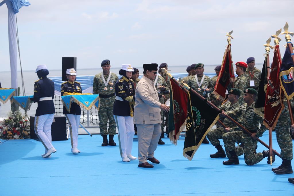 Presiden Prabowo menyaksikan demo laut Sailing Pass TNI AL (Ashar/SinPo.id)