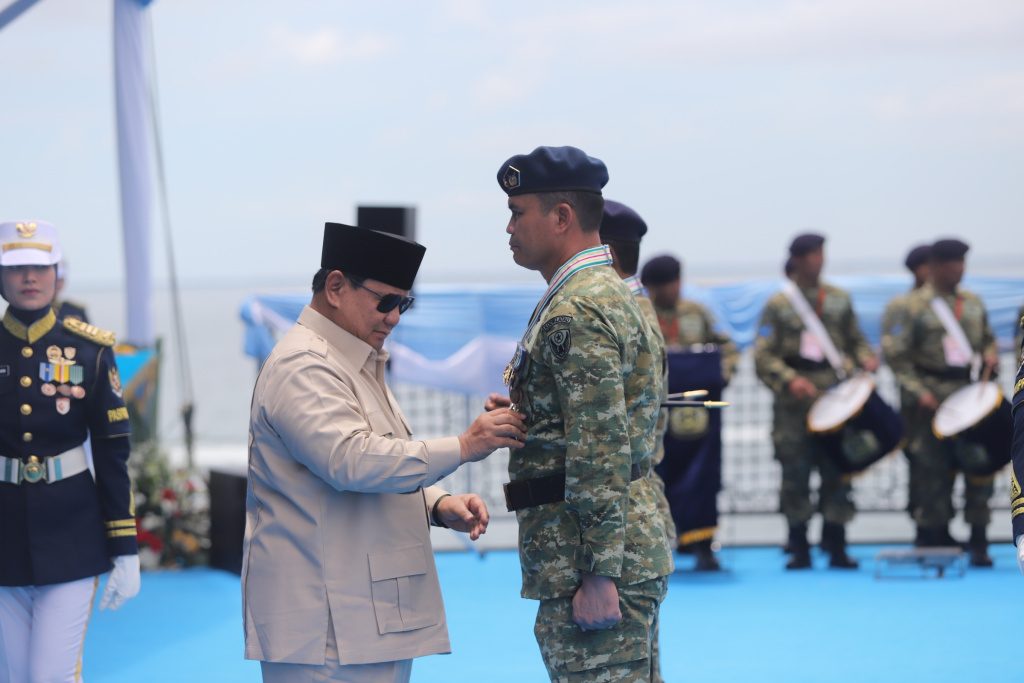 Presiden Prabowo menyaksikan demo laut Sailing Pass TNI AL (Ashar/SinPo.id)