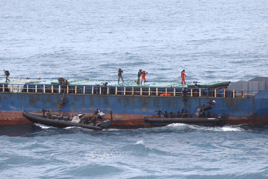 Presiden Prabowo menyaksikan demo laut Sailing Pass TNI AL (Ashar/SinPo.id)