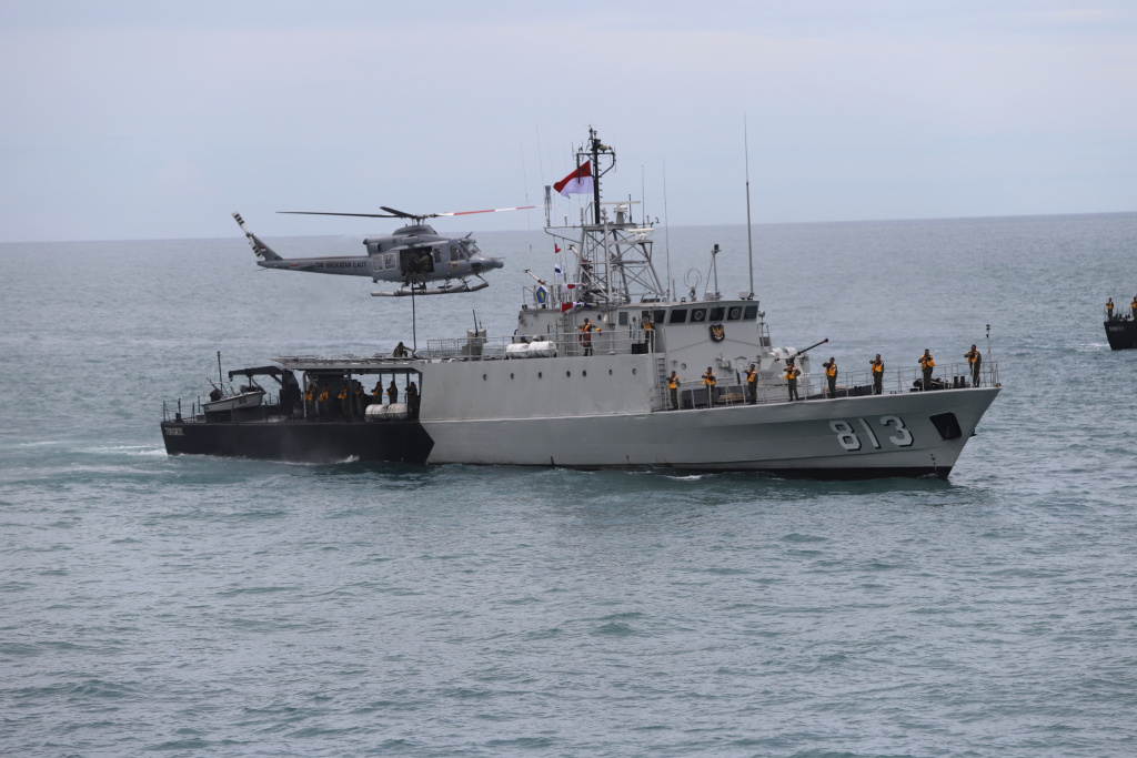 Presiden Prabowo menyaksikan demo laut Sailing Pass TNI AL (Ashar/SinPo.id)