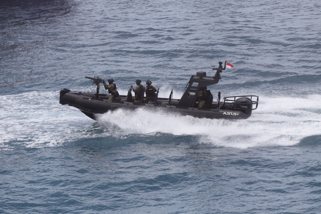 Presiden Prabowo menyaksikan demo laut Sailing Pass TNI AL (Ashar/SinPo.id)