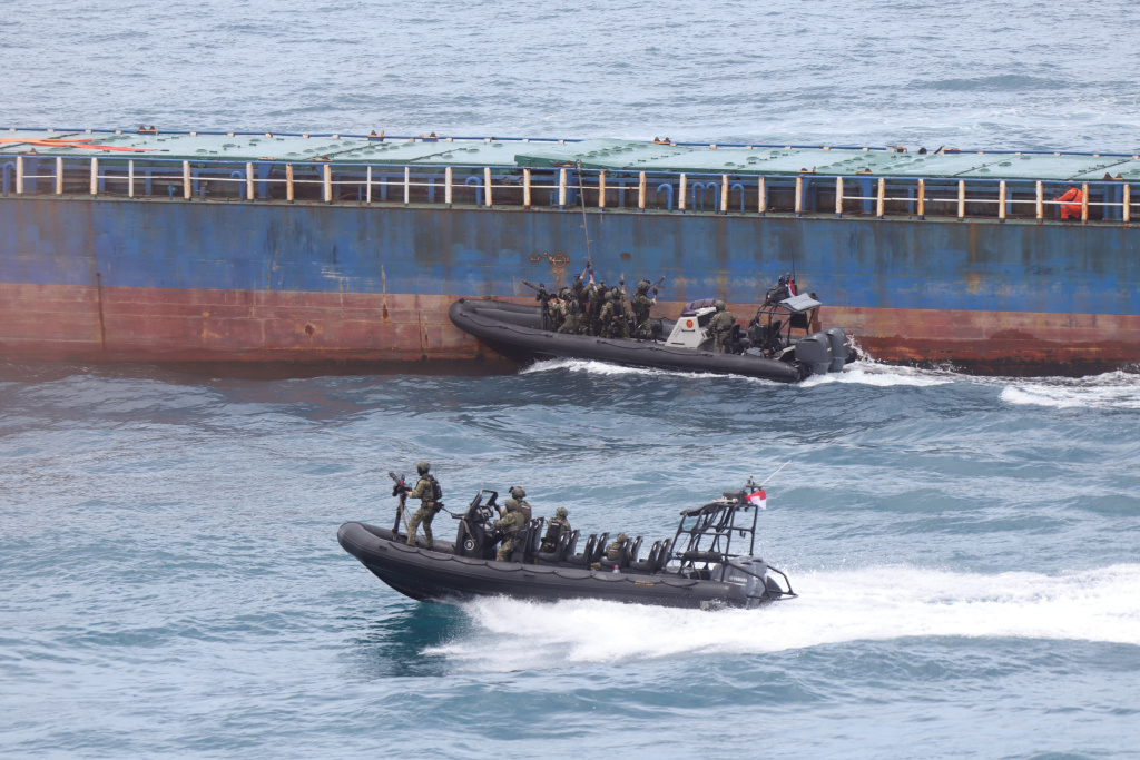 Presiden Prabowo menyaksikan demo laut Sailing Pass TNI AL (Ashar/SinPo.id)