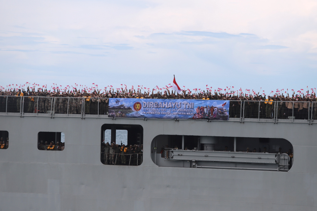 Presiden Prabowo menyaksikan demo laut Sailing Pass TNI AL (Ashar/SinPo.id)