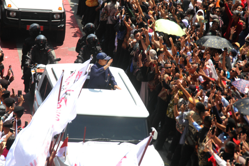 Presiden ke-8 Prabowo Subianto melakukan pawai dan menyapa warga di kawasan bunderan HI (Ashar/SinPo.id)