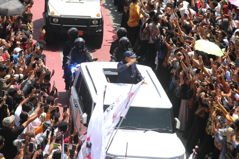 Presiden ke-8 Prabowo Subianto melakukan pawai dan menyapa warga di kawasan bunderan HI (Ashar/SinPo.id)