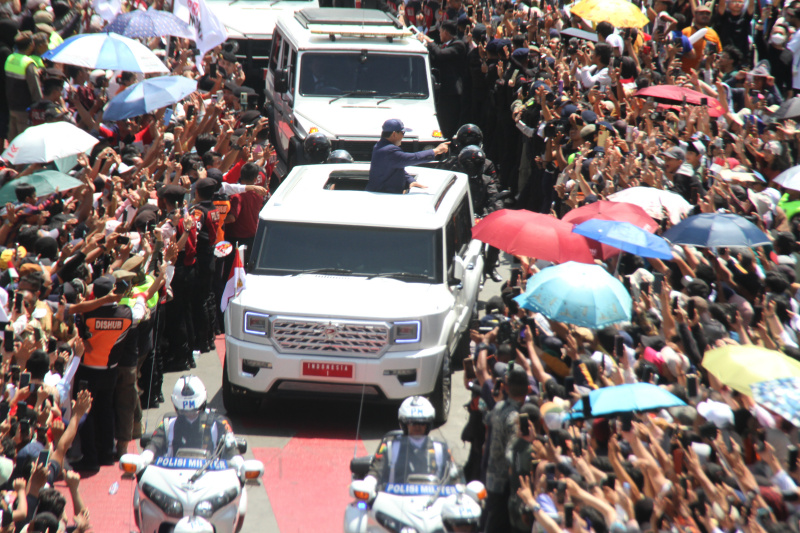 Presiden ke-8 Prabowo Subianto melakukan pawai dan menyapa warga di kawasan bunderan HI (Ashar/SinPo.id)