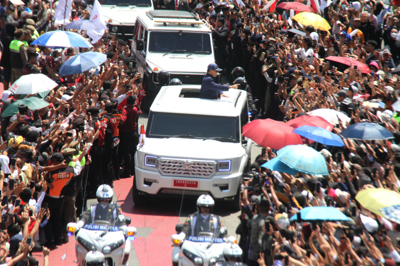 Presiden ke-8 Prabowo Subianto melakukan pawai dan menyapa warga di kawasan bunderan HI (Ashar/SinPo.id)