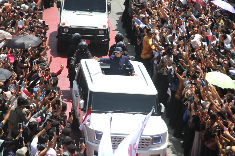 Presiden ke-8 Prabowo Subianto melakukan pawai dan menyapa warga di kawasan bunderan HI (Ashar/SinPo.id)