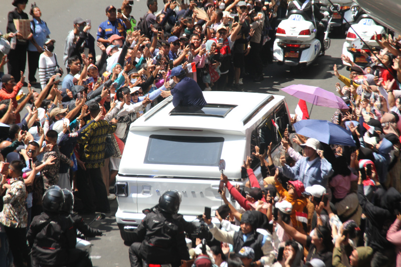 Presiden ke-8 Prabowo Subianto melakukan pawai dan menyapa warga di kawasan bunderan HI (Ashar/SinPo.id)