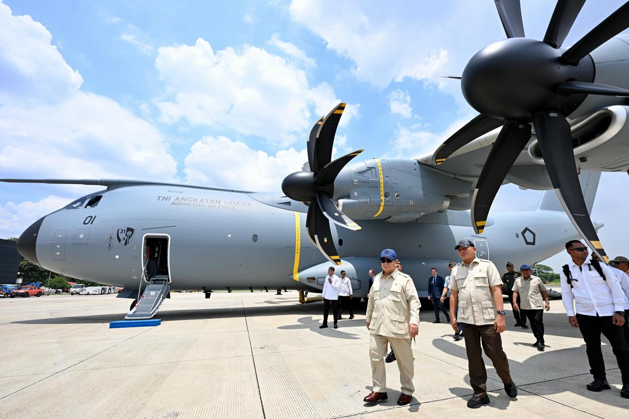 Presiden Prabowo Subianto menyerahkan secara simbolis Pesawat Airbus A400M kepada Panglima TNI Jenderal Agus Subiyanto di Baseops Lanud Halim Perdanakusuma (Ashar/Foto: BiroSetpres/SinPo.id)