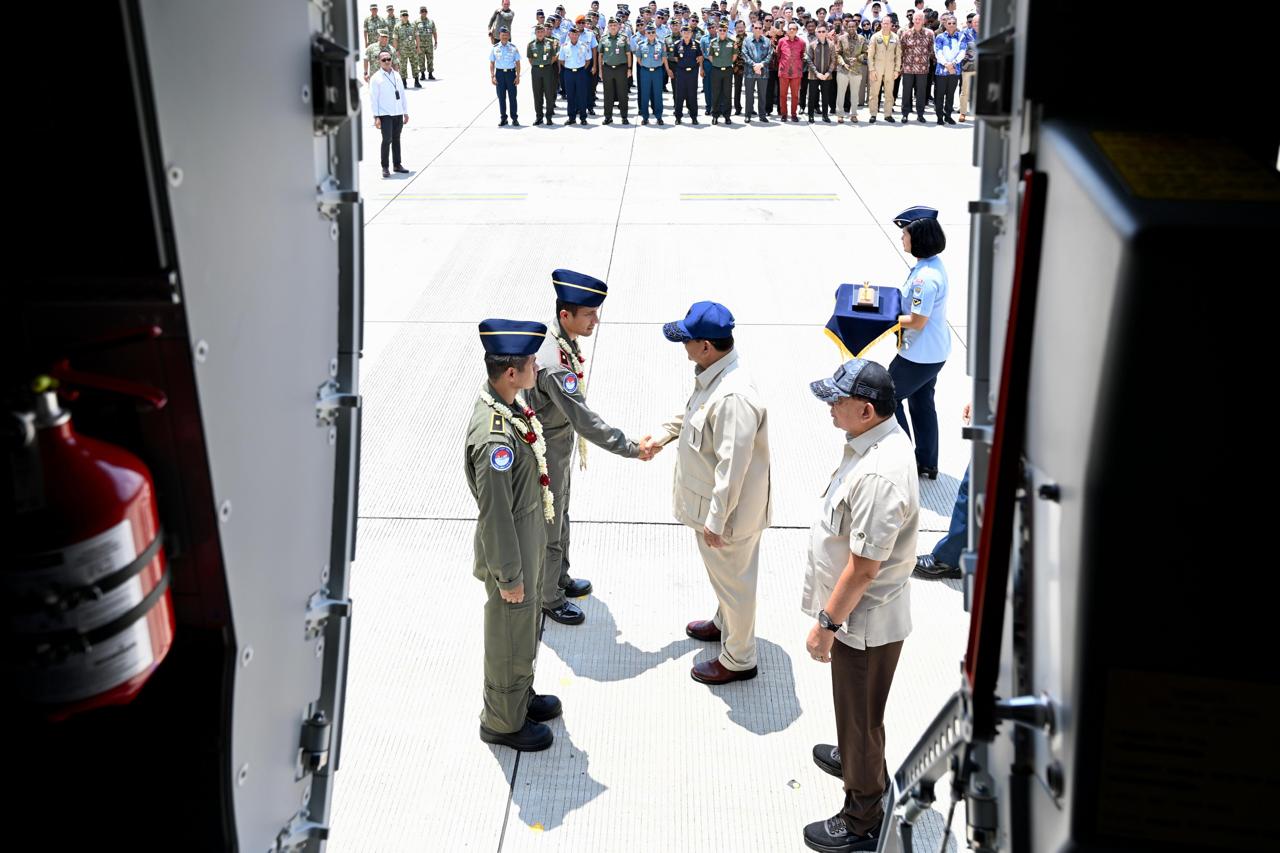 Presiden Prabowo Subianto menyerahkan secara simbolis Pesawat Airbus A400M kepada Panglima TNI Jenderal Agus Subiyanto di Baseops Lanud Halim Perdanakusuma (Ashar/Foto: BiroSetpres/SinPo.id)