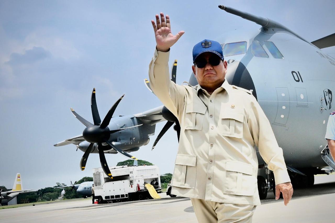 Presiden Prabowo Subianto menyerahkan secara simbolis Pesawat Airbus A400M kepada Panglima TNI Jenderal Agus Subiyanto di Baseops Lanud Halim Perdanakusuma (Ashar/Foto: BiroSetpres/SinPo.id)