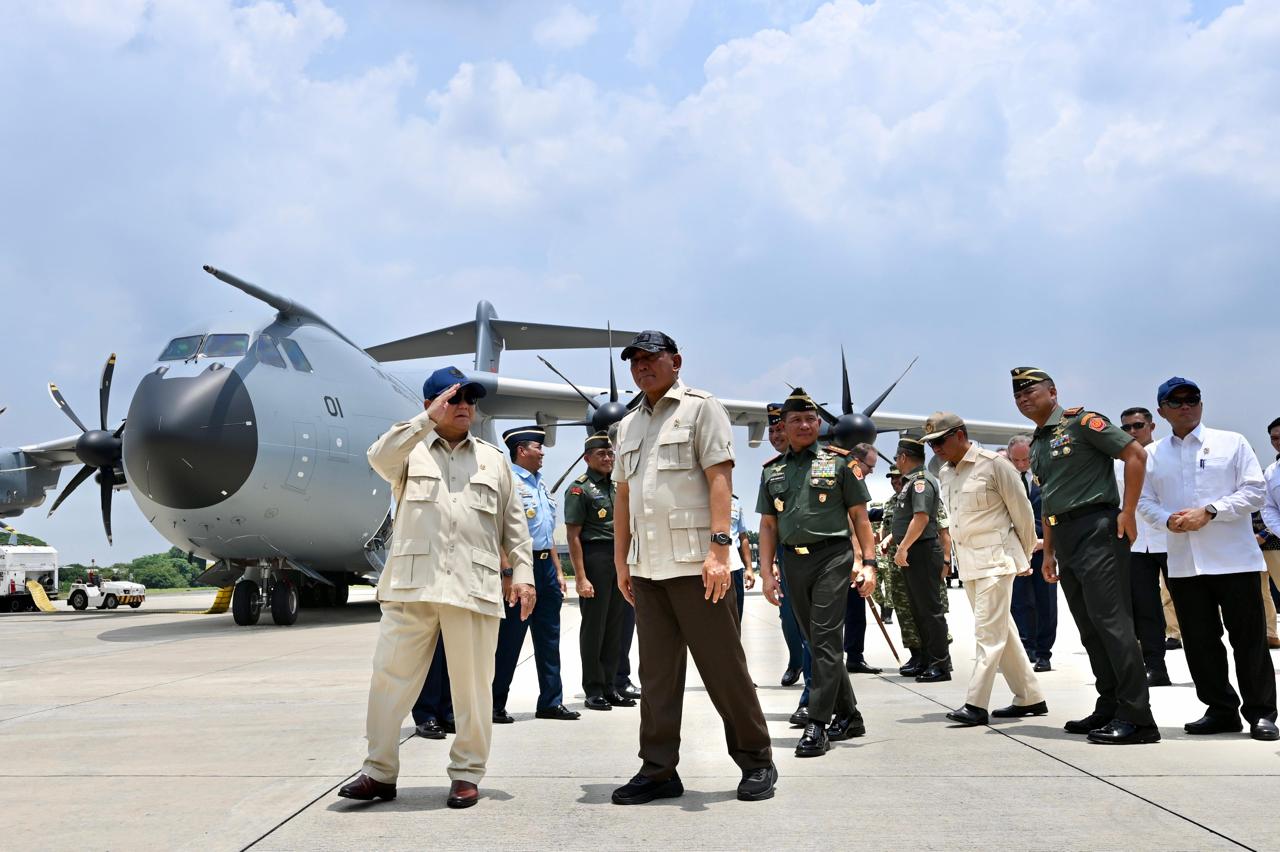 Presiden Prabowo Subianto menyerahkan secara simbolis Pesawat Airbus A400M kepada Panglima TNI Jenderal Agus Subiyanto di Baseops Lanud Halim Perdanakusuma (Ashar/Foto: BiroSetpres/SinPo.id)