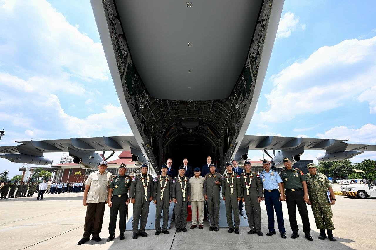Presiden Prabowo Subianto menyerahkan secara simbolis Pesawat Airbus A400M kepada Panglima TNI Jenderal Agus Subiyanto di Baseops Lanud Halim Perdanakusuma (Ashar/Foto: BiroSetpres/SinPo.id)