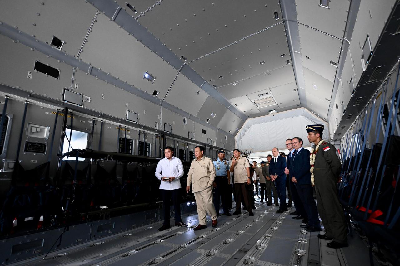 Presiden Prabowo Subianto menyerahkan secara simbolis Pesawat Airbus A400M kepada Panglima TNI Jenderal Agus Subiyanto di Baseops Lanud Halim Perdanakusuma (Ashar/Foto: BiroSetpres/SinPo.id)