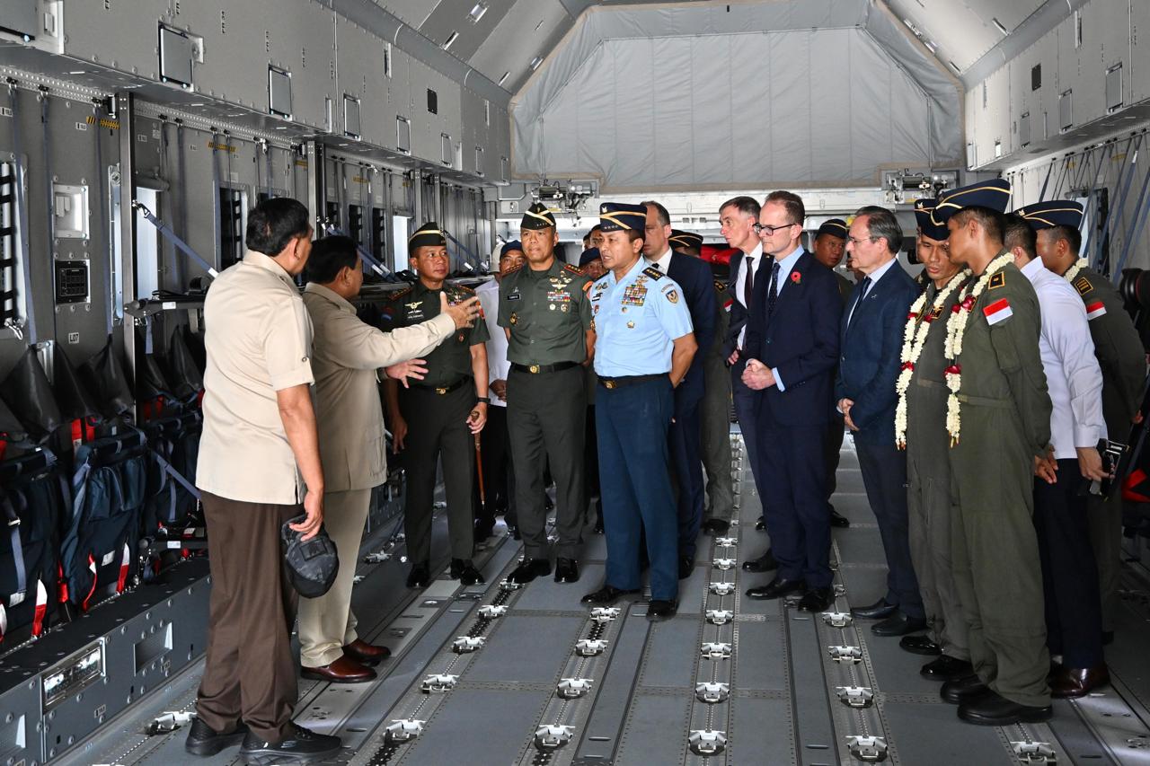 Presiden Prabowo Subianto menyerahkan secara simbolis Pesawat Airbus A400M kepada Panglima TNI Jenderal Agus Subiyanto di Baseops Lanud Halim Perdanakusuma (Ashar/Foto: BiroSetpres/SinPo.id)