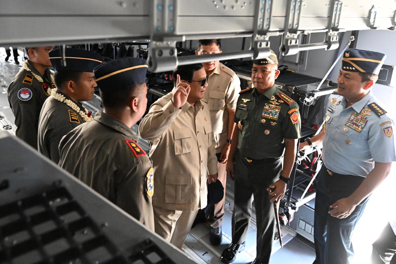 Presiden Prabowo Subianto menyerahkan secara simbolis Pesawat Airbus A400M kepada Panglima TNI Jenderal Agus Subiyanto di Baseops Lanud Halim Perdanakusuma (Ashar/Foto: BiroSetpres/SinPo.id)