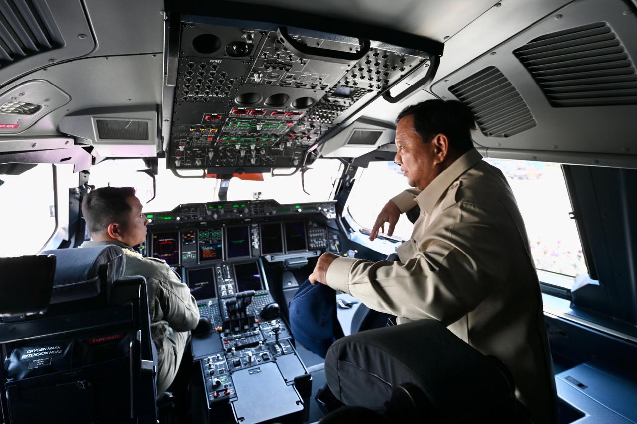 Presiden Prabowo Subianto menyerahkan secara simbolis Pesawat Airbus A400M kepada Panglima TNI Jenderal Agus Subiyanto di Baseops Lanud Halim Perdanakusuma (Ashar/Foto: BiroSetpres/SinPo.id)