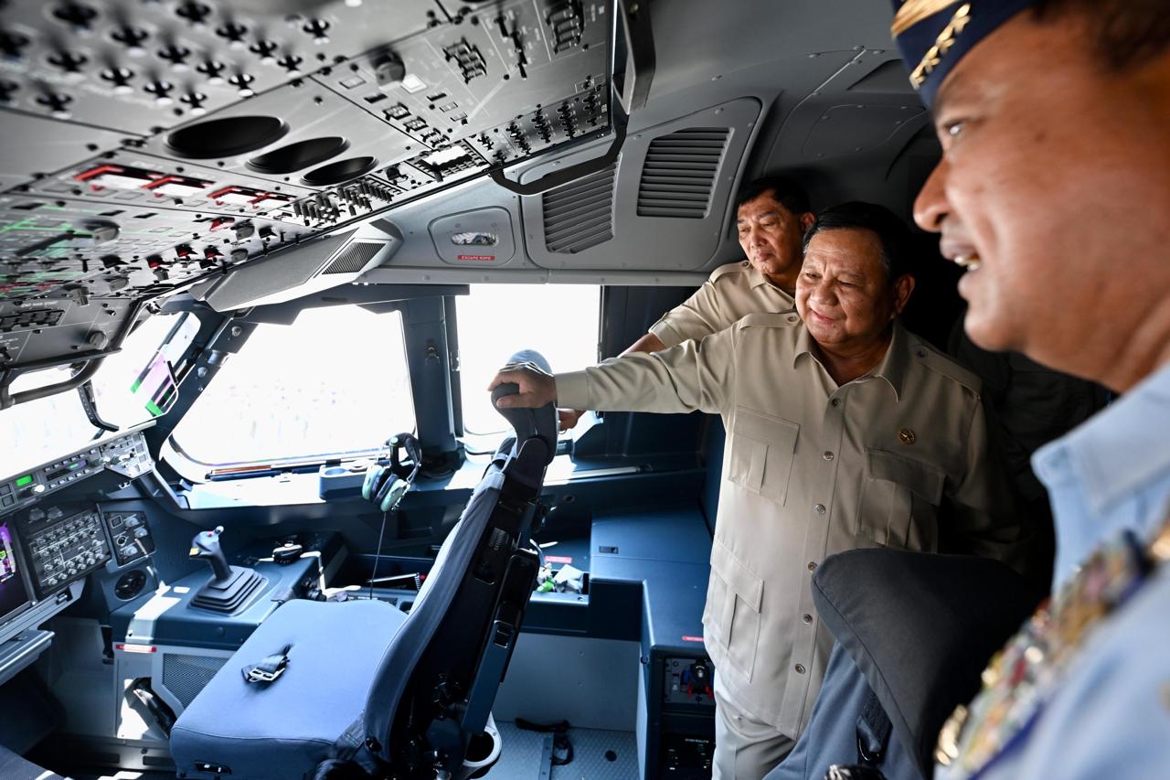 Presiden Prabowo Subianto menyerahkan secara simbolis Pesawat Airbus A400M kepada Panglima TNI Jenderal Agus Subiyanto di Baseops Lanud Halim Perdanakusuma (Ashar/Foto: BiroSetpres/SinPo.id)